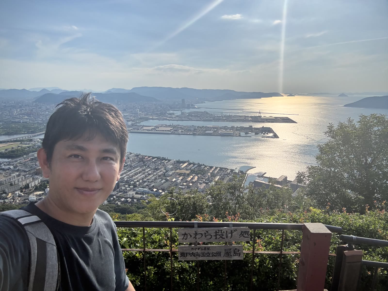 屋島山上の展望台から望む瀬戸内海と高松港