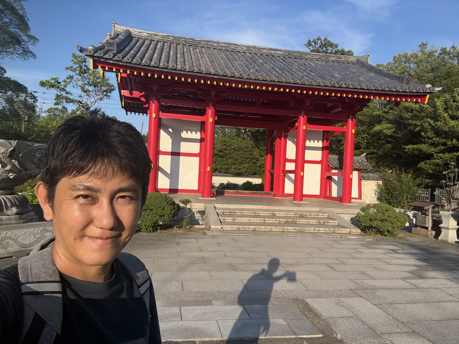 屋島寺の山門の前で記念撮影