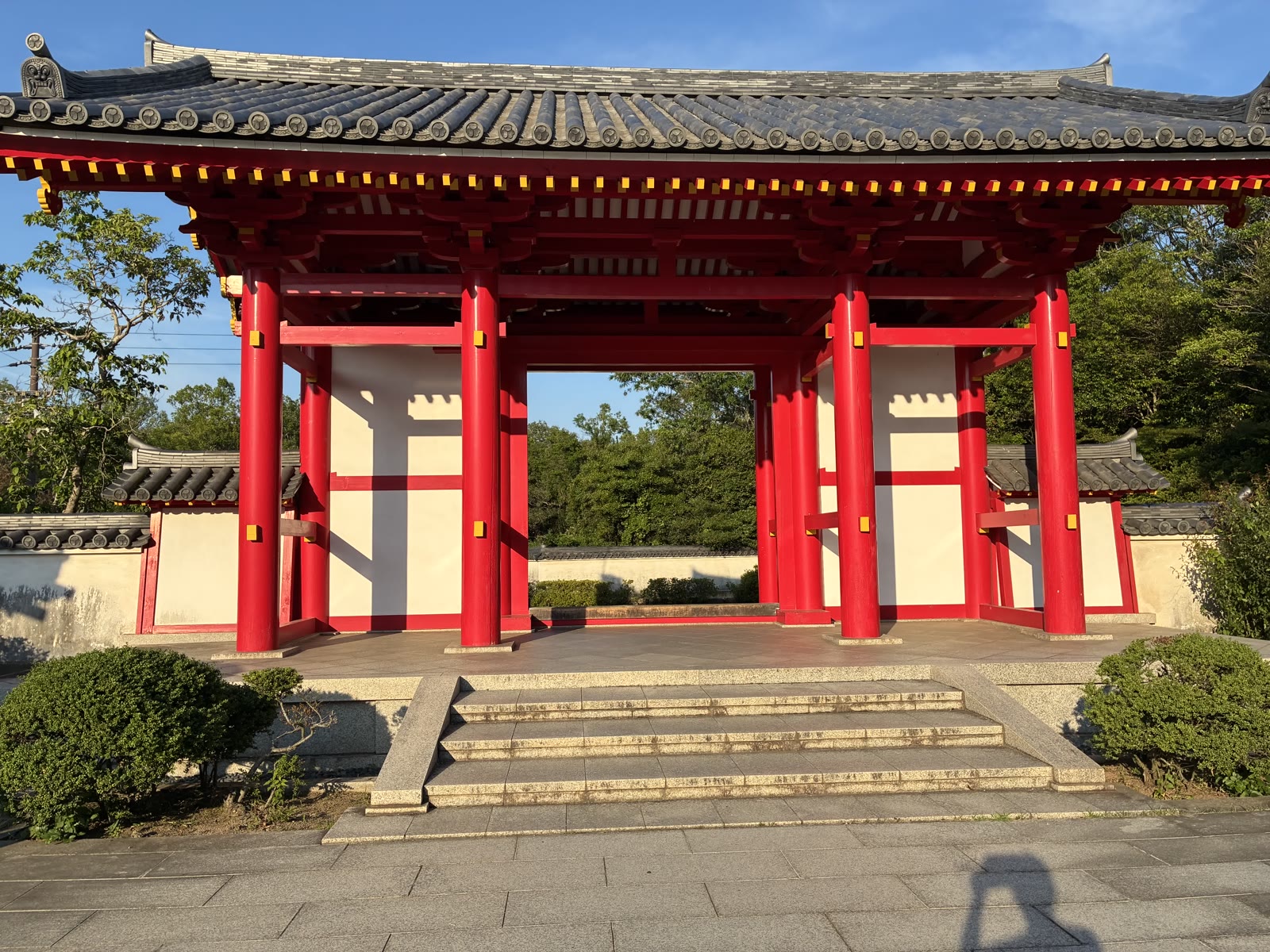 屋島寺の朱塗りの山門(東大門)
