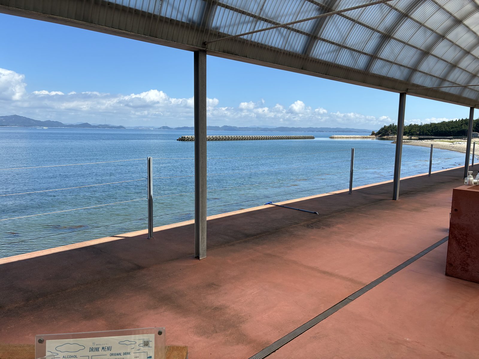 海のレストランのテラス席から見える瀬戸内海