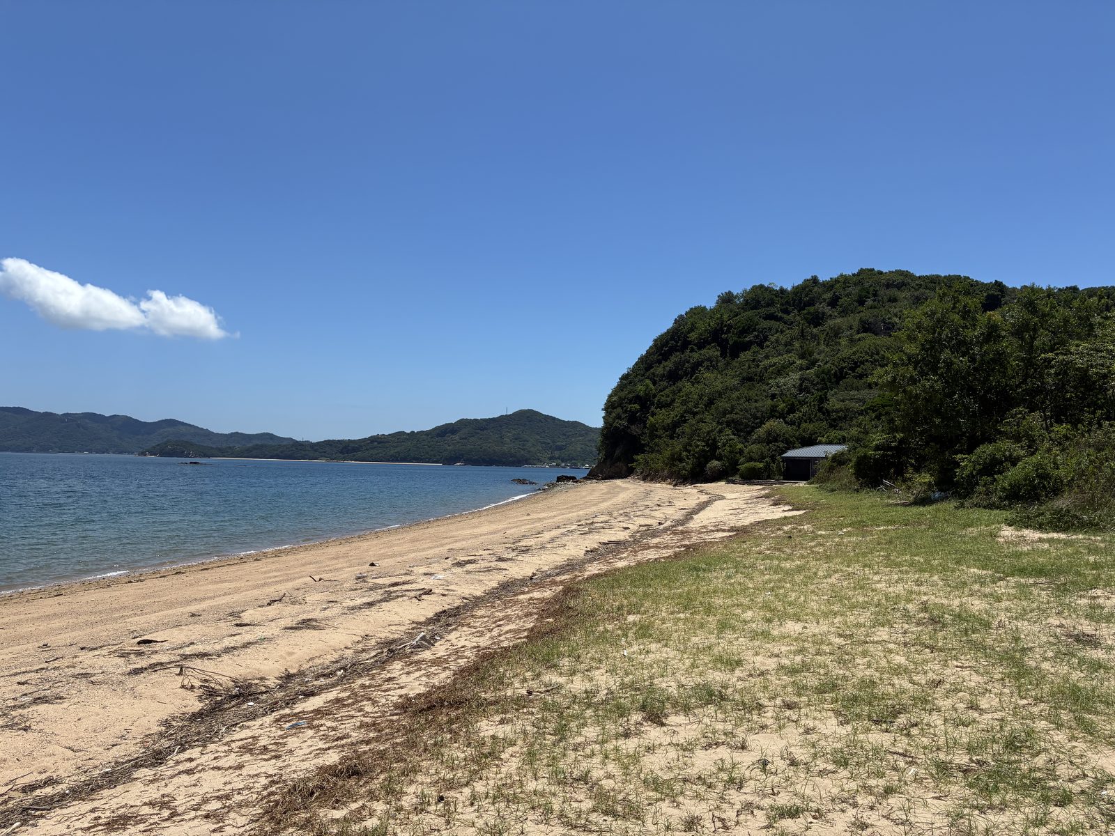 観光客のいない豊島の静かな砂浜
