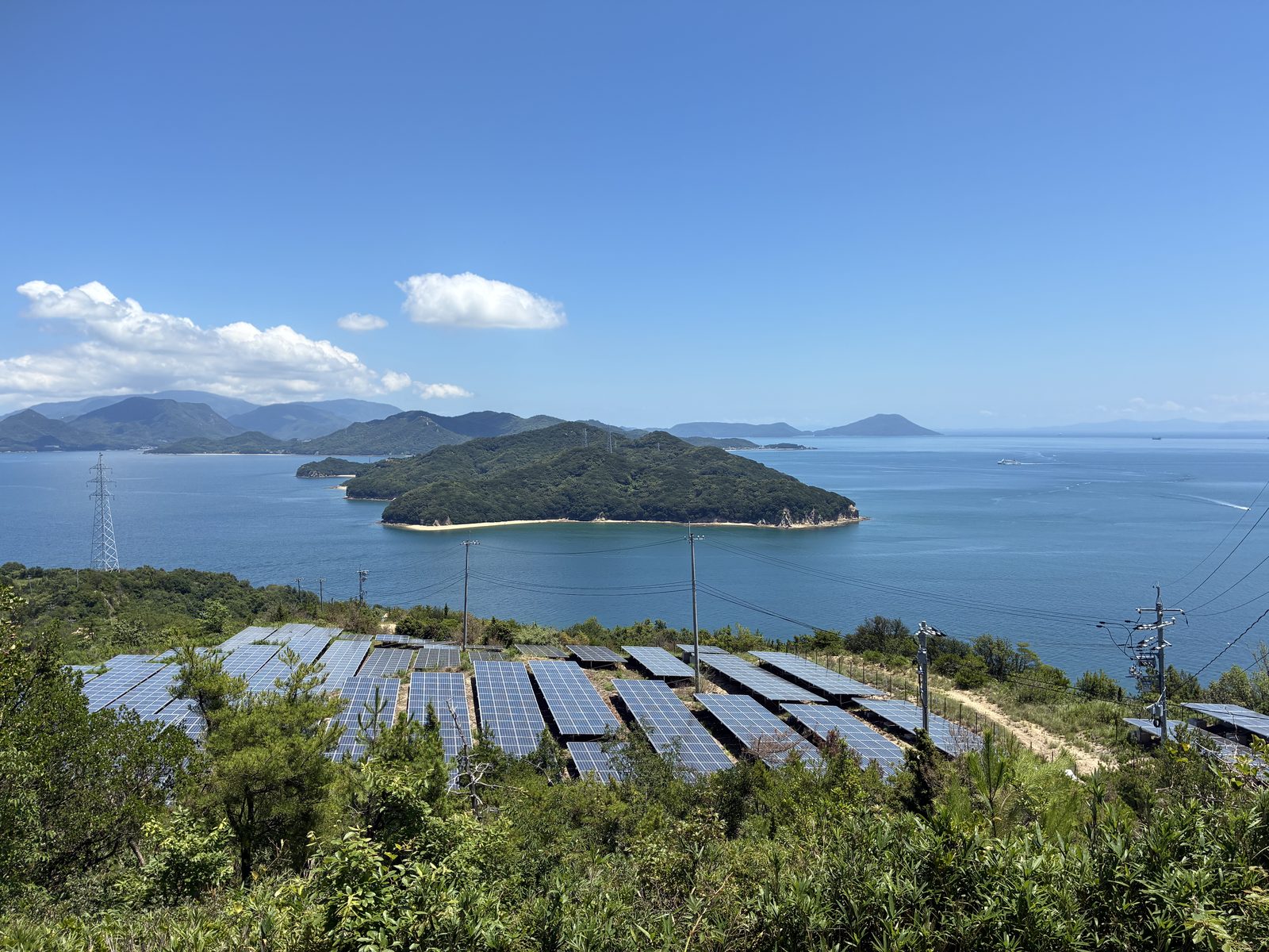 高台のソーラーパネルの向こうに広がる瀬戸内海の多島美