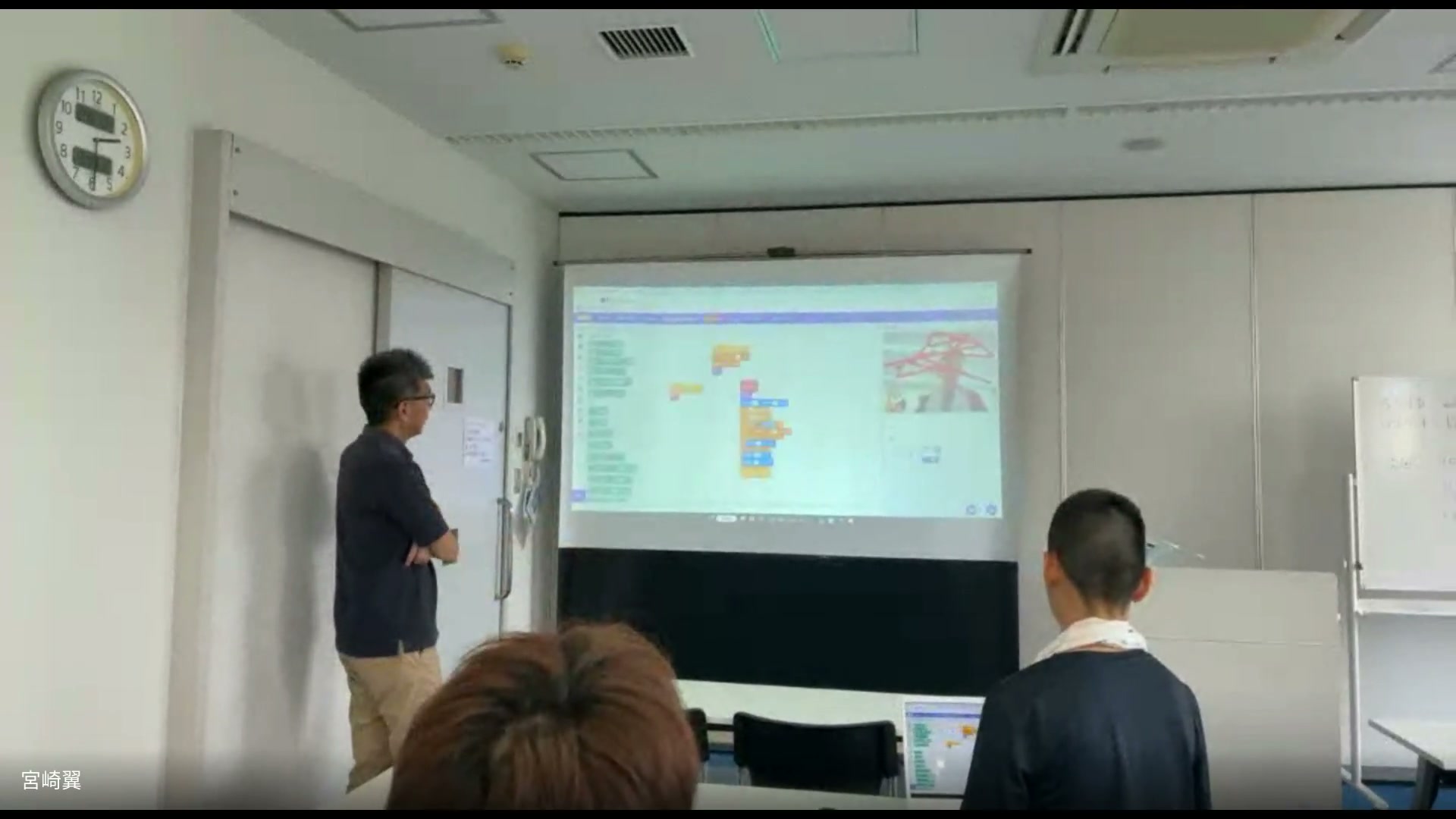 プロジェクターに映したScratchのコード画面